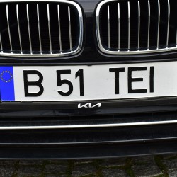ŚWIETNA RAMKA NA TABLICĘ REJESTRACYJNĄ KIA NADRUK ŻEL 2 szt. PREMIUM