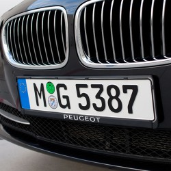 ŚWIETNA RAMKA NA TABLICĘ REJESTRACYJNĄ PEUGEOT NADRUK ŻEL 2 szt. PREMIUM